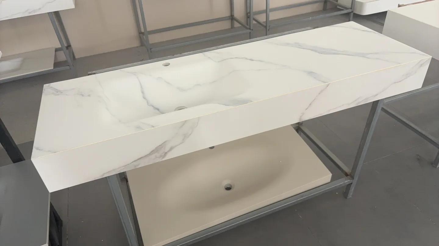 Integrated basin on a rack in a partner workshop